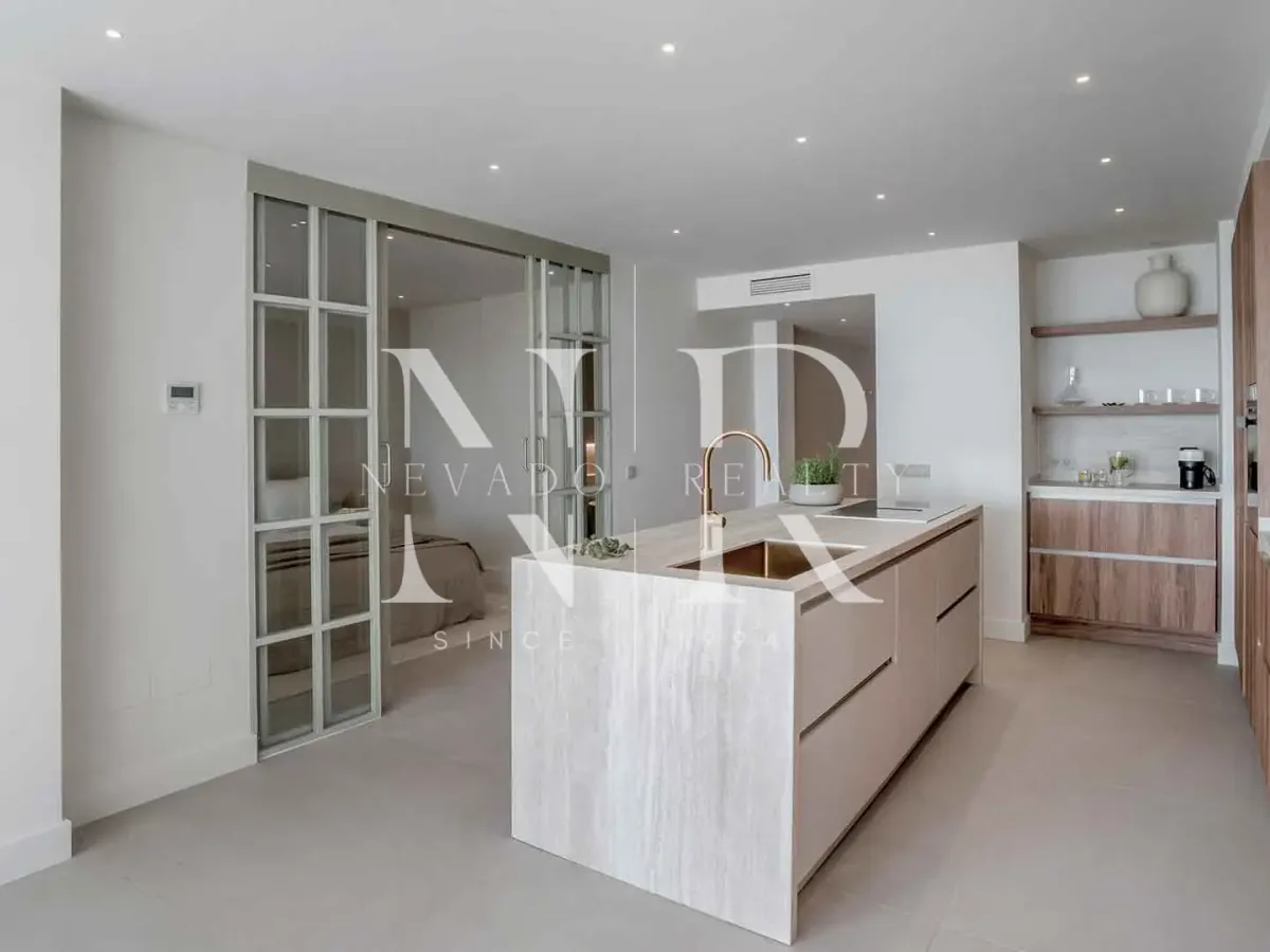 Completely renovated apartment for sale in the Palacetes Les Belvederes development