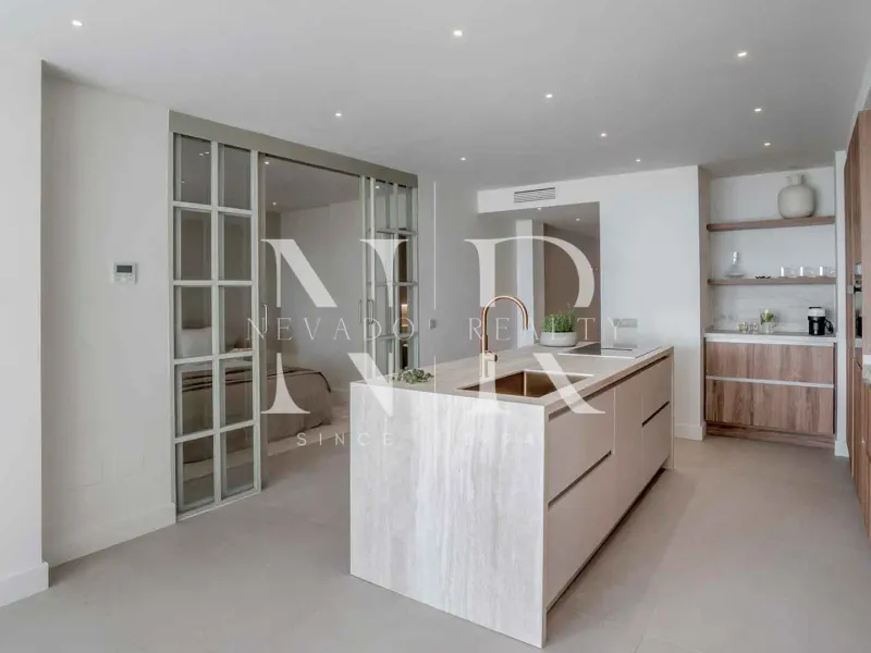 Completely renovated apartment for sale in the Palacetes Les Belvederes development