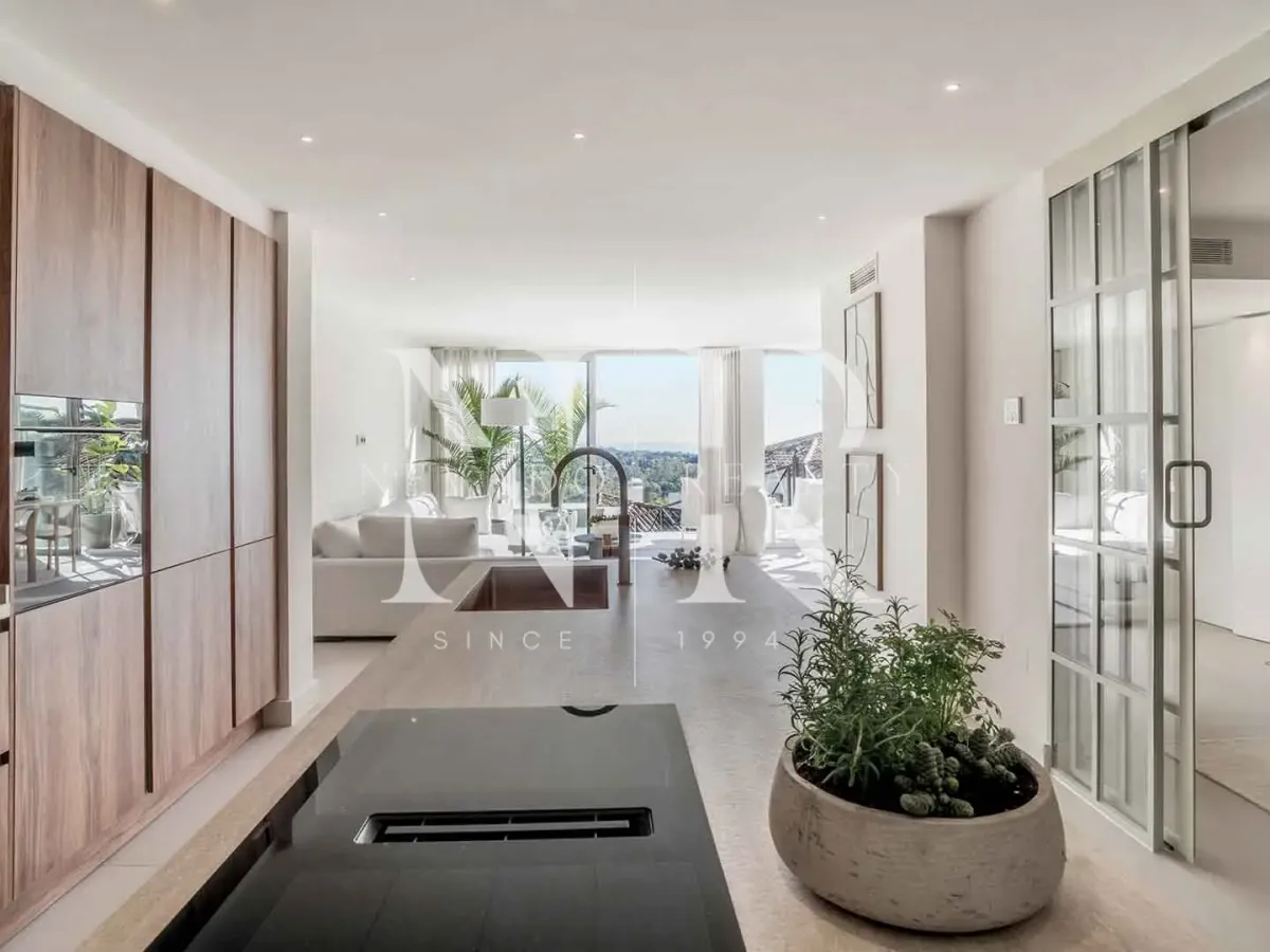 Completely renovated apartment for sale in the Palacetes Les Belvederes development