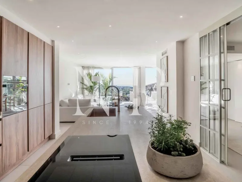 Completely renovated apartment for sale in the Palacetes Les Belvederes development