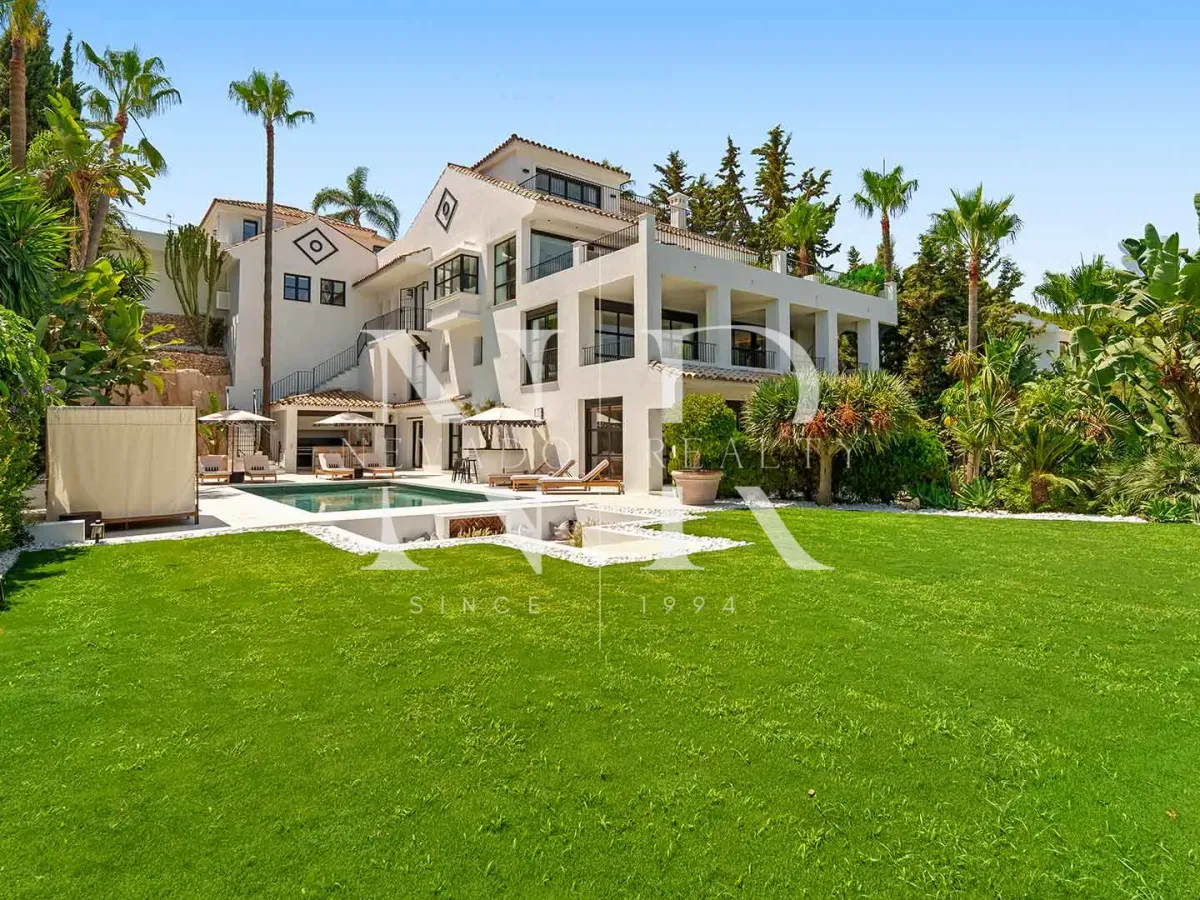 Villa in Nueva Andalucía with sea views for sale