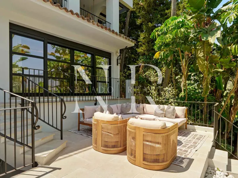 Villa in Nueva Andalucía with sea views for sale