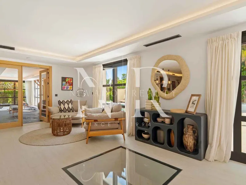 Villa in Nueva Andalucía with sea views for sale