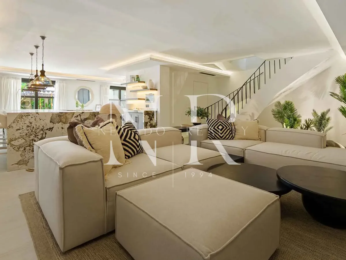 Villa in Nueva Andalucía with sea views for sale