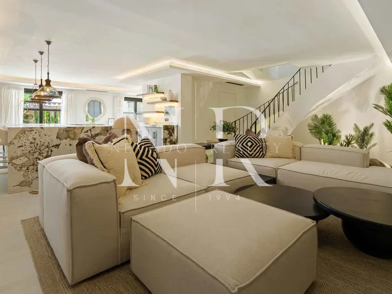 Villa in Nueva Andalucía with sea views for sale