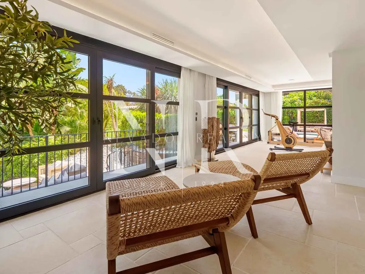 Villa in Nueva Andalucía with sea views for sale