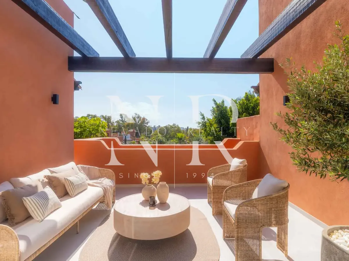 Completely renovated penthouse for sale in the Alminar de Marbella development