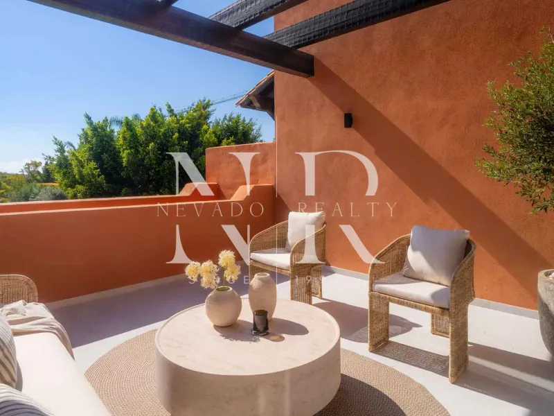 Completely renovated penthouse for sale in the Alminar de Marbella development