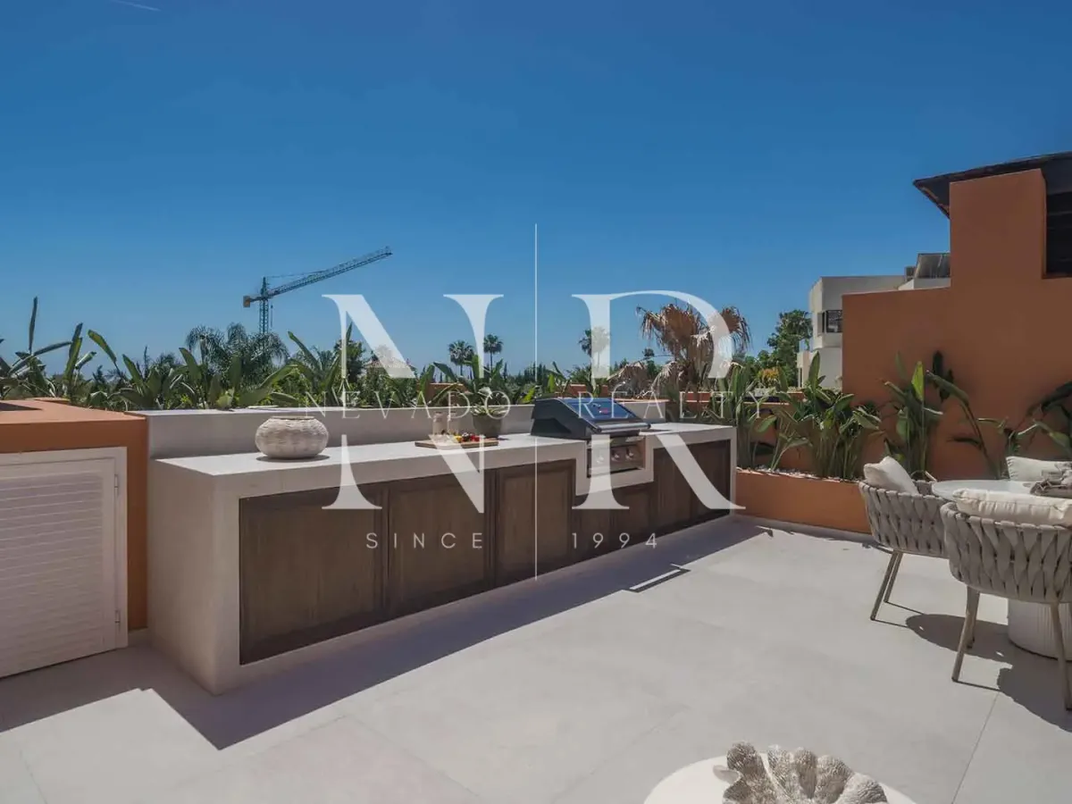 Completely renovated penthouse for sale in the Alminar de Marbella development