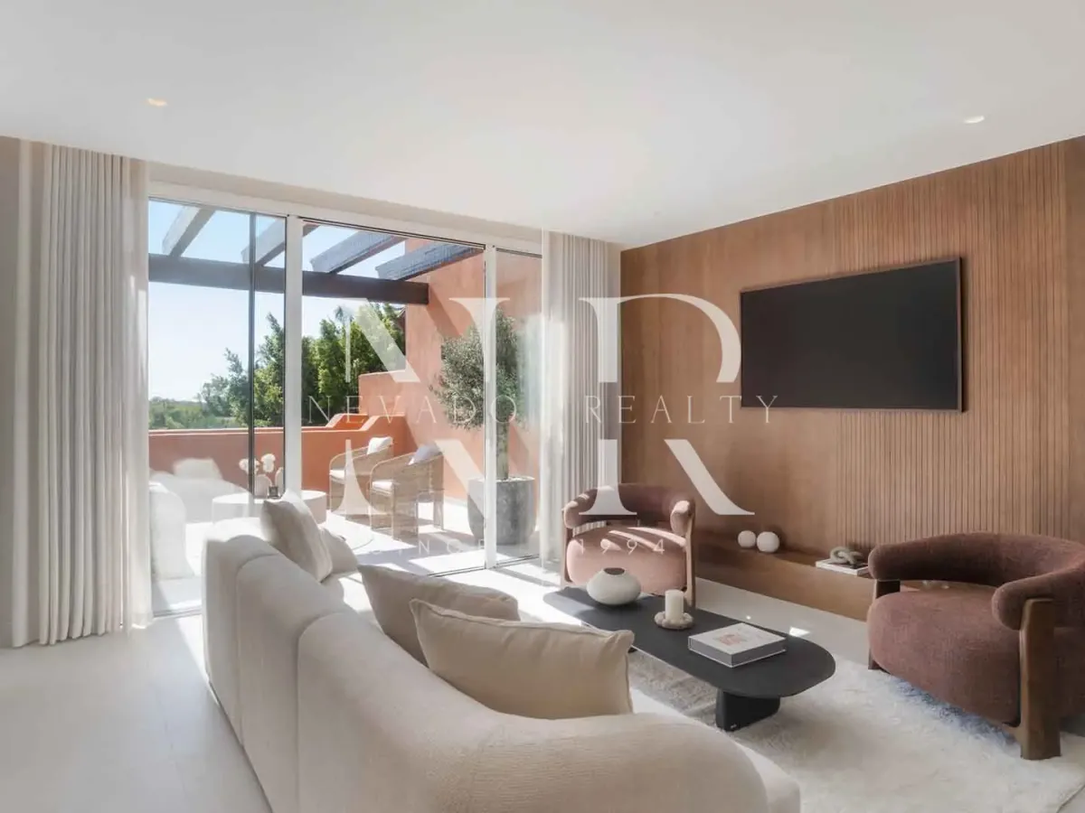 Completely renovated penthouse for sale in the Alminar de Marbella development