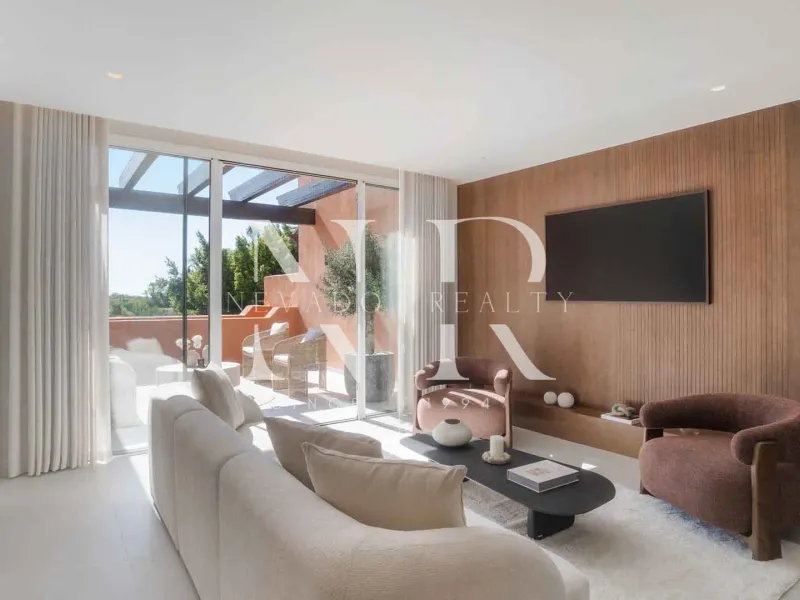 Completely renovated penthouse for sale in the Alminar de Marbella development