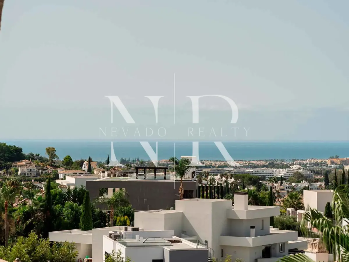 Penthouse in La Quinta Village residential complex with sea views for sale