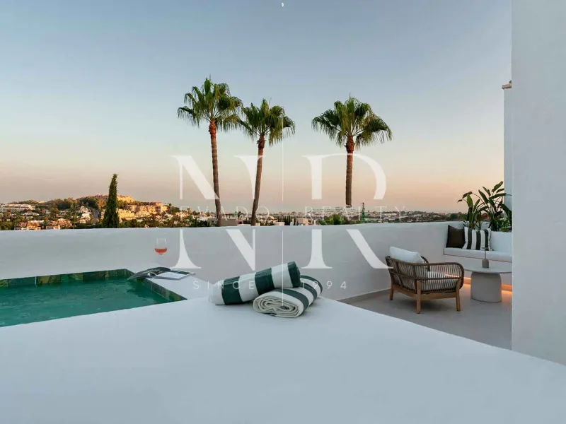 Penthouse in La Quinta Village residential complex with sea views for sale