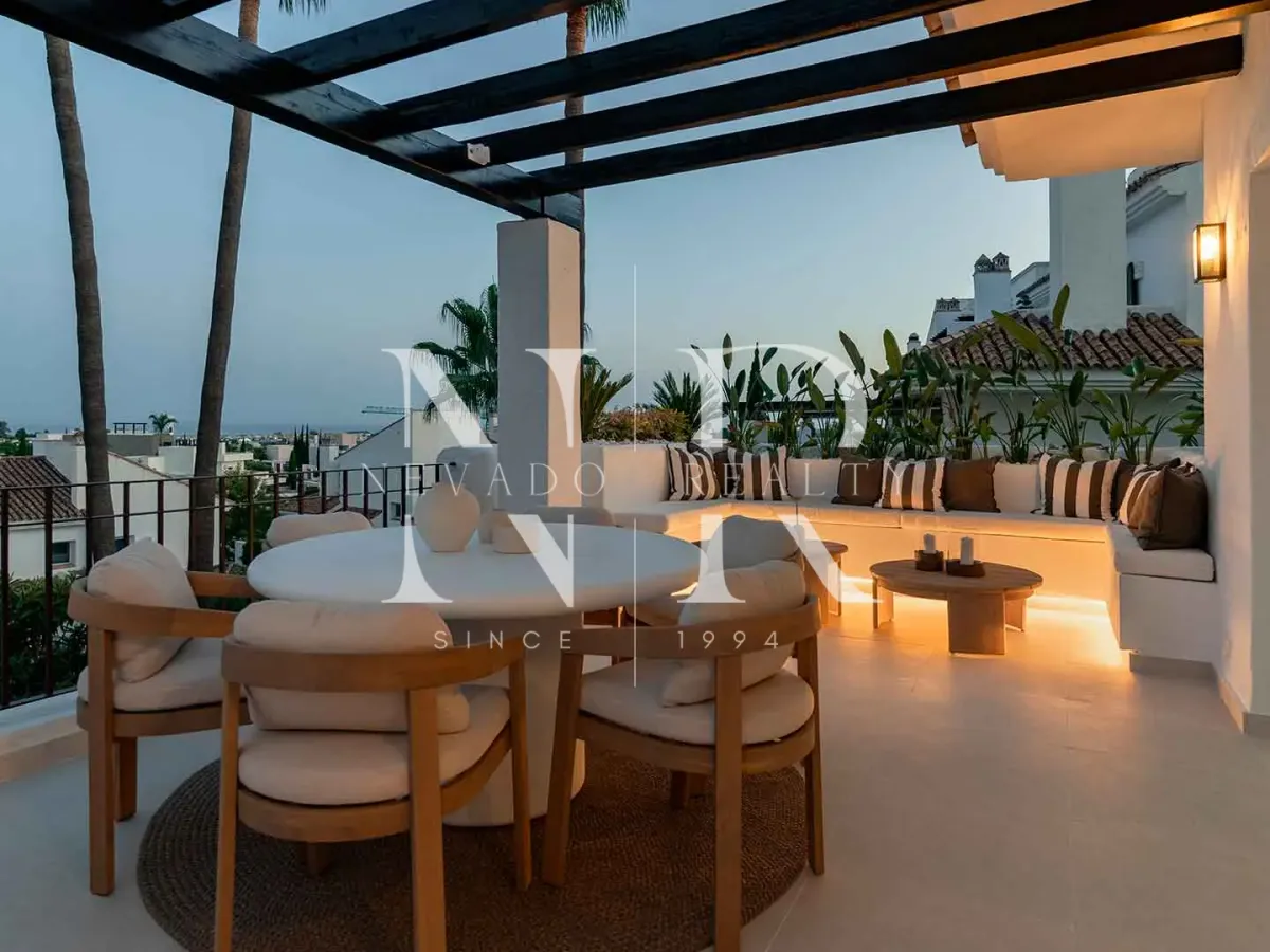 Penthouse in La Quinta Village residential complex with sea views for sale