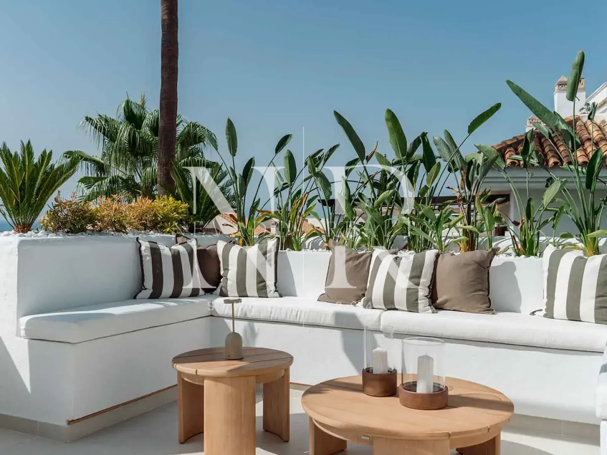 Penthouse in La Quinta Village residential complex with sea views for sale