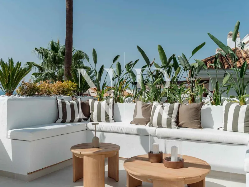 Penthouse in La Quinta Village residential complex with sea views for sale