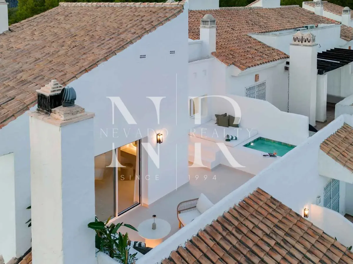 Penthouse in La Quinta Village residential complex with sea views for sale