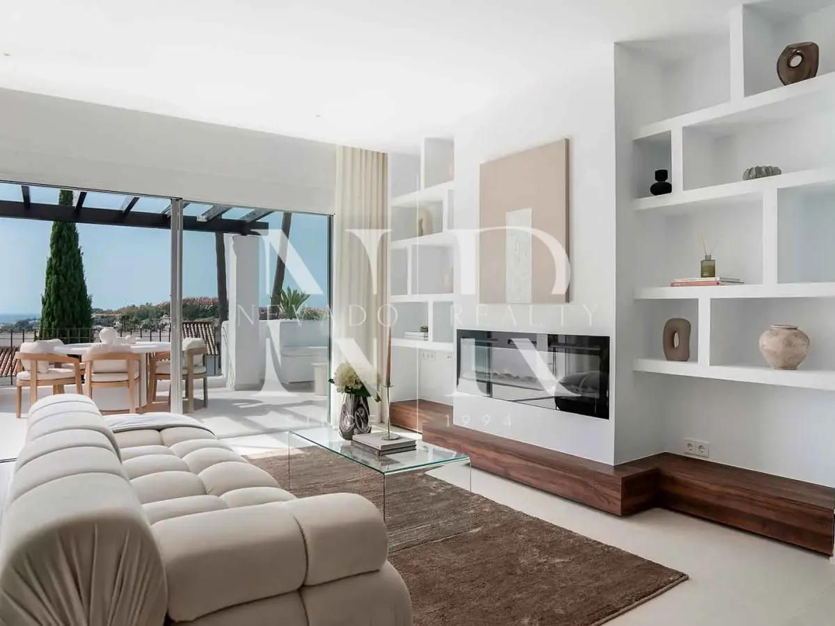 Penthouse in La Quinta Village residential complex with sea views for sale