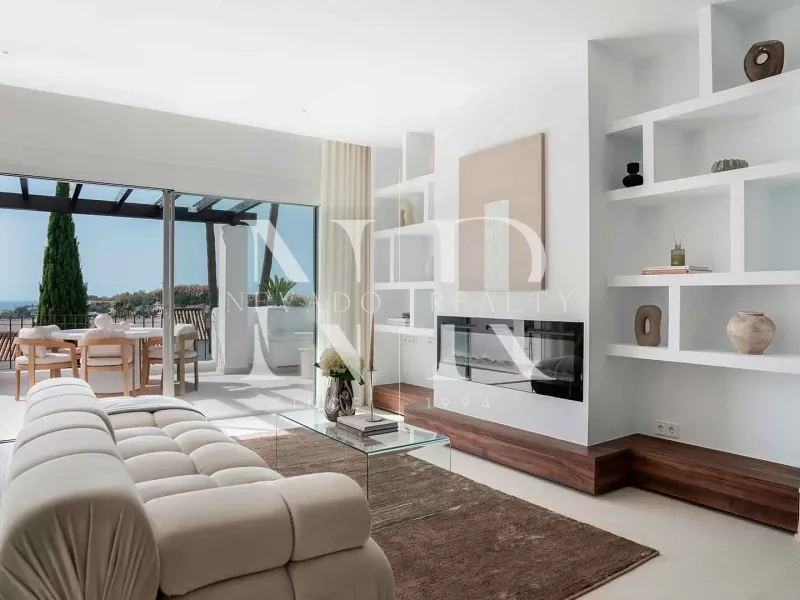 Penthouse in La Quinta Village residential complex with sea views for sale