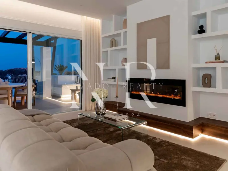 Penthouse in La Quinta Village residential complex with sea views for sale