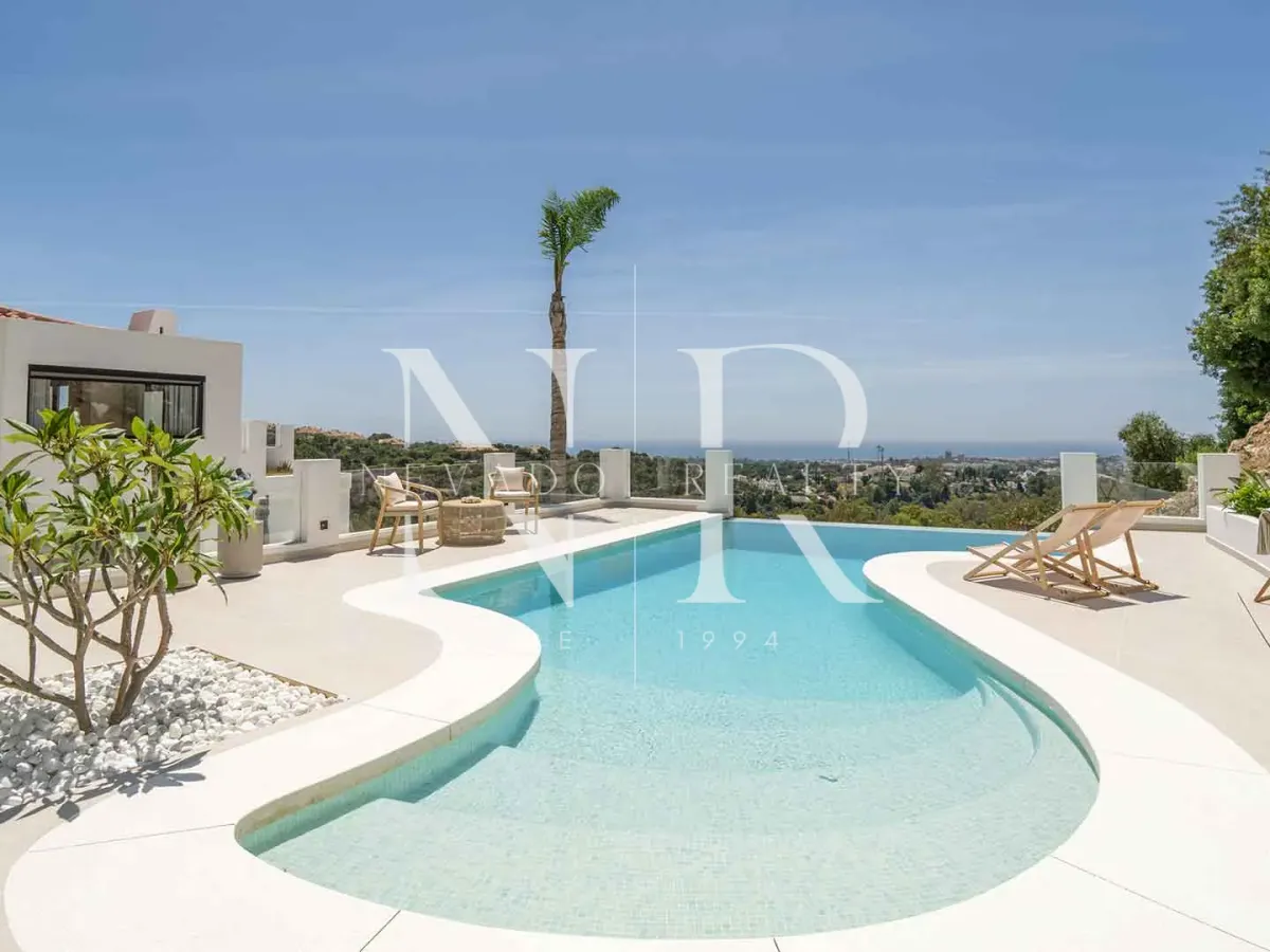 Villa in Las Lomas de Nueva Andalucía with panoramic sea views for sale