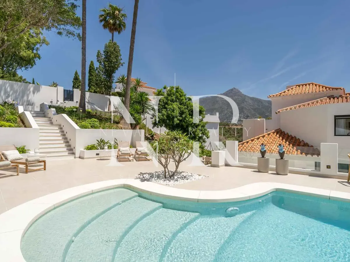 Villa in Las Lomas de Nueva Andalucía with panoramic sea views for sale