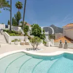 Villa in Las Lomas de Nueva Andalucía with panoramic sea views for sale 3