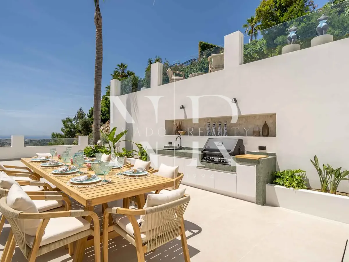 Villa in Las Lomas de Nueva Andalucía with panoramic sea views for sale