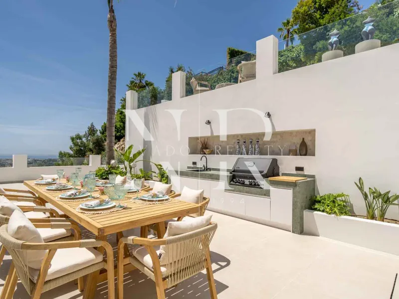 Villa in Las Lomas de Nueva Andalucía with panoramic sea views for sale