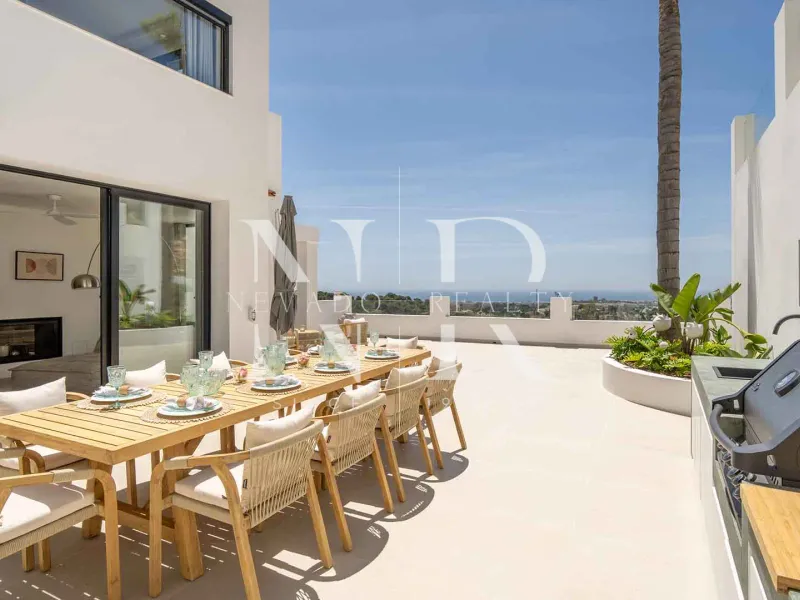 Villa in Las Lomas de Nueva Andalucía with panoramic sea views for sale