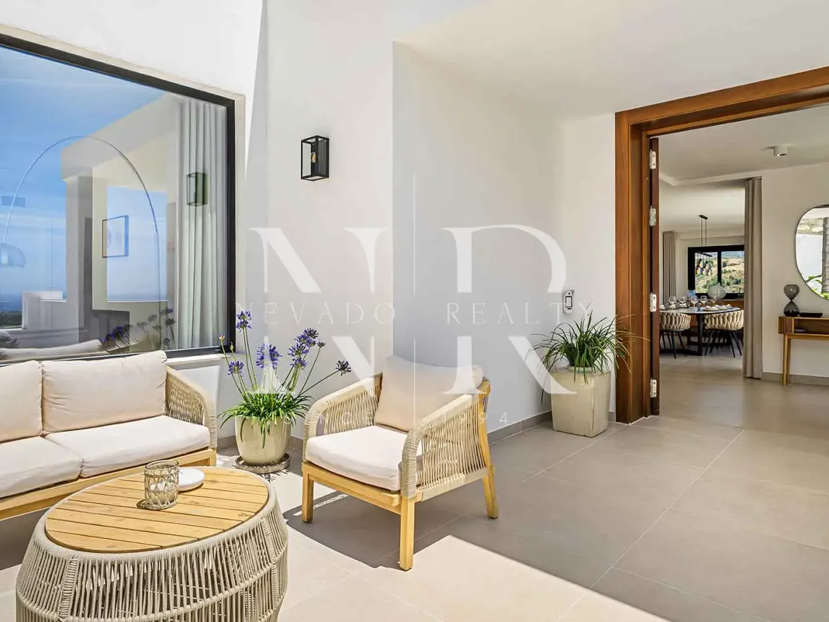 Villa in Las Lomas de Nueva Andalucía with panoramic sea views for sale