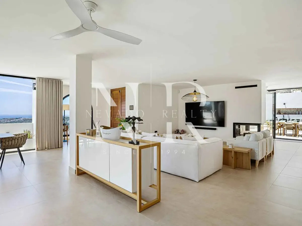 Villa in Las Lomas de Nueva Andalucía with panoramic sea views for sale