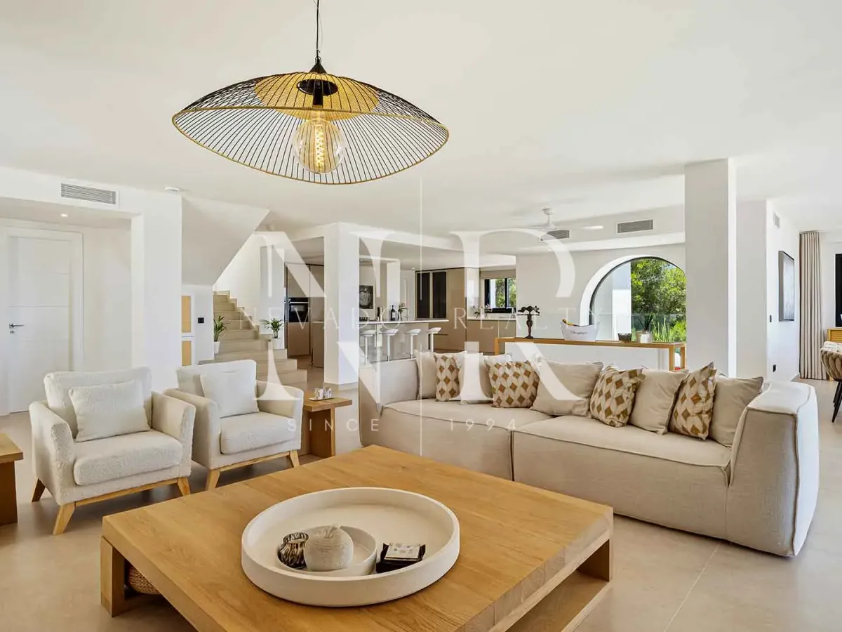 Villa in Las Lomas de Nueva Andalucía with panoramic sea views for sale