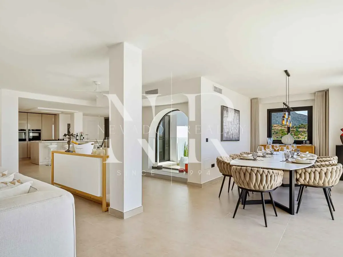 Villa in Las Lomas de Nueva Andalucía with panoramic sea views for sale