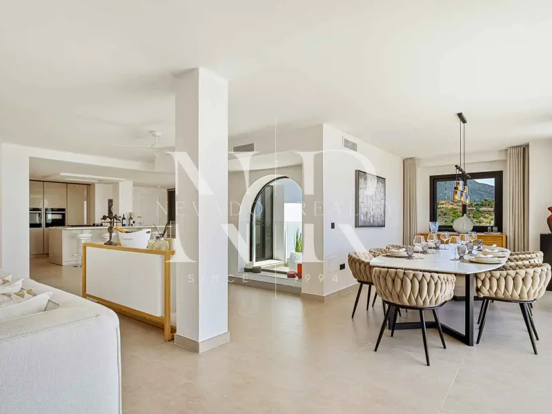 Villa in Las Lomas de Nueva Andalucía with panoramic sea views for sale