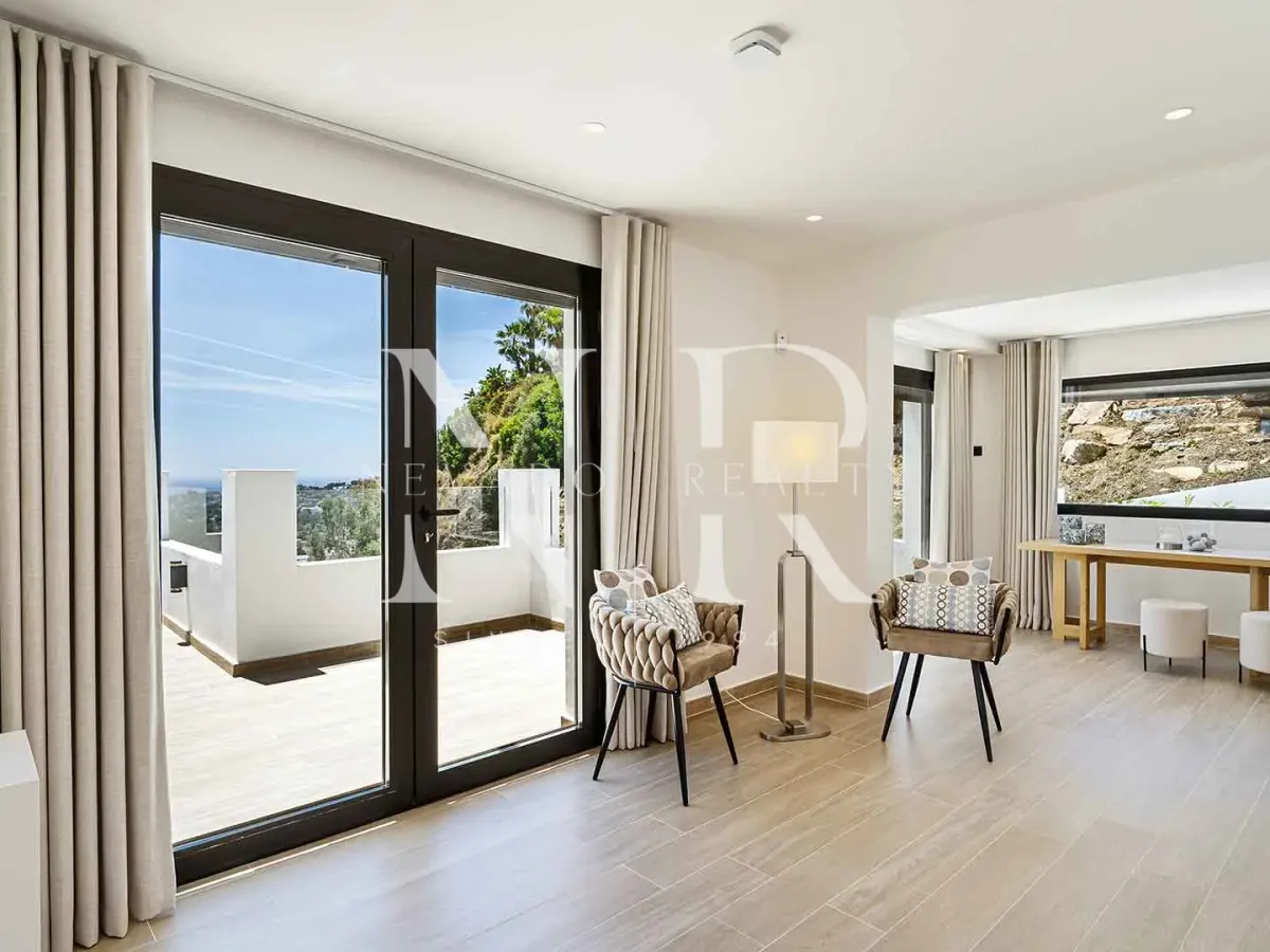 Villa in Las Lomas de Nueva Andalucía with panoramic sea views for sale