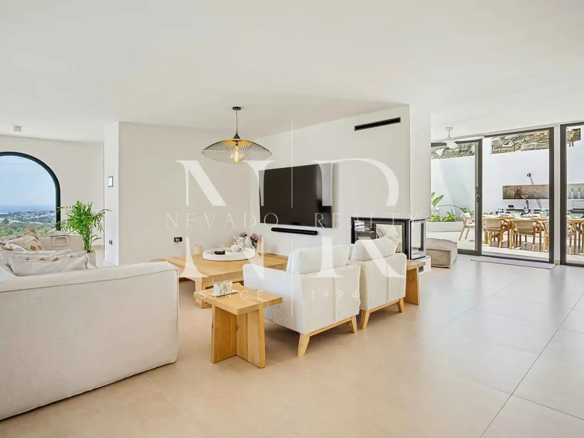 Villa in Las Lomas de Nueva Andalucía with panoramic sea views for sale