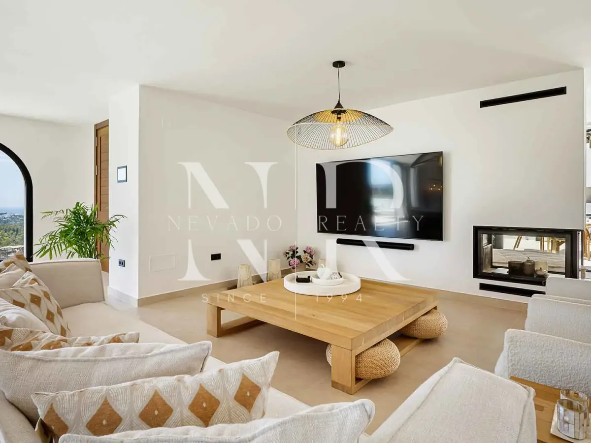 Villa in Las Lomas de Nueva Andalucía with panoramic sea views for sale