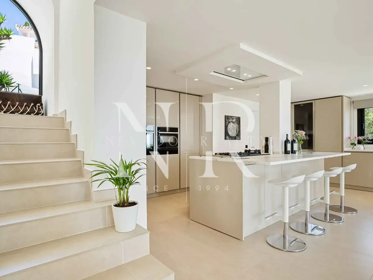 Villa in Las Lomas de Nueva Andalucía with panoramic sea views for sale