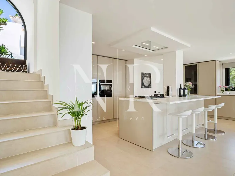 Villa in Las Lomas de Nueva Andalucía with panoramic sea views for sale