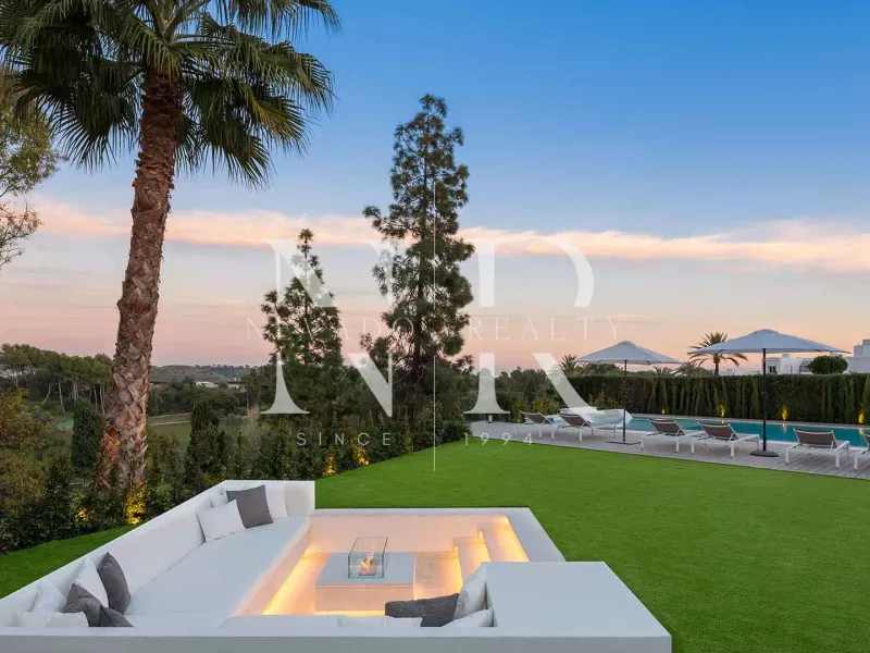 Frontline golf villa in Aloha for sale