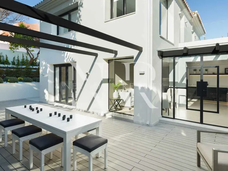 Frontline golf villa in Aloha for sale