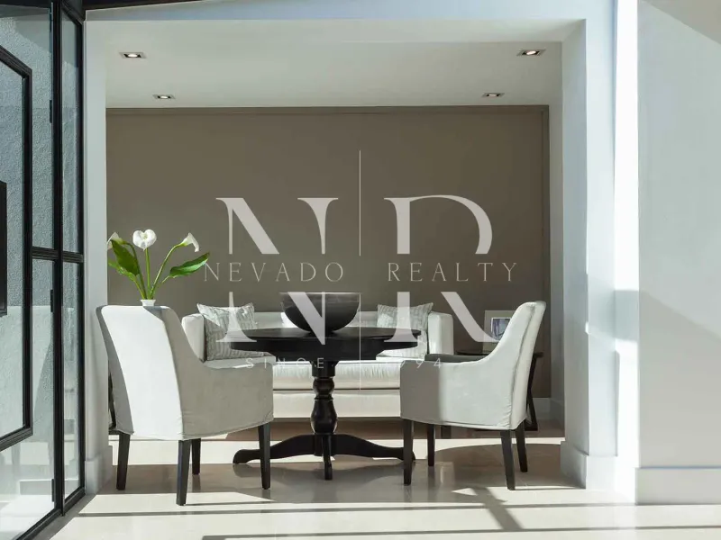 Frontline golf villa in Aloha for sale