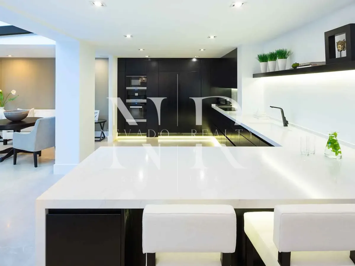 Frontline golf villa in Aloha for sale