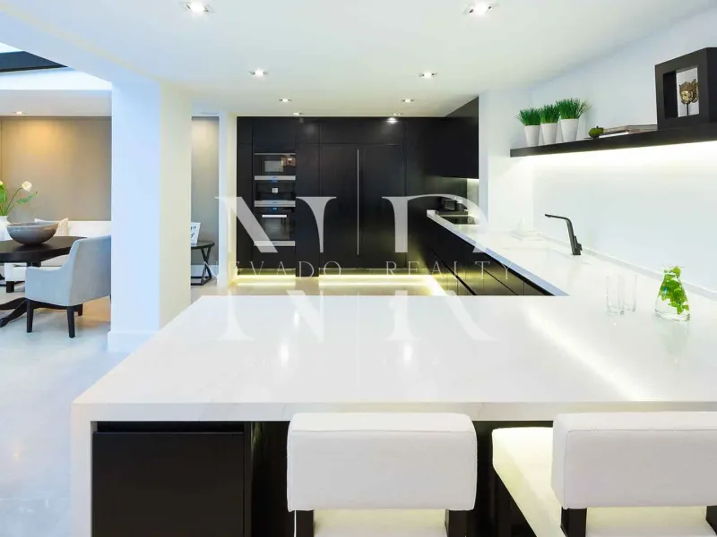 Frontline golf villa in Aloha for sale