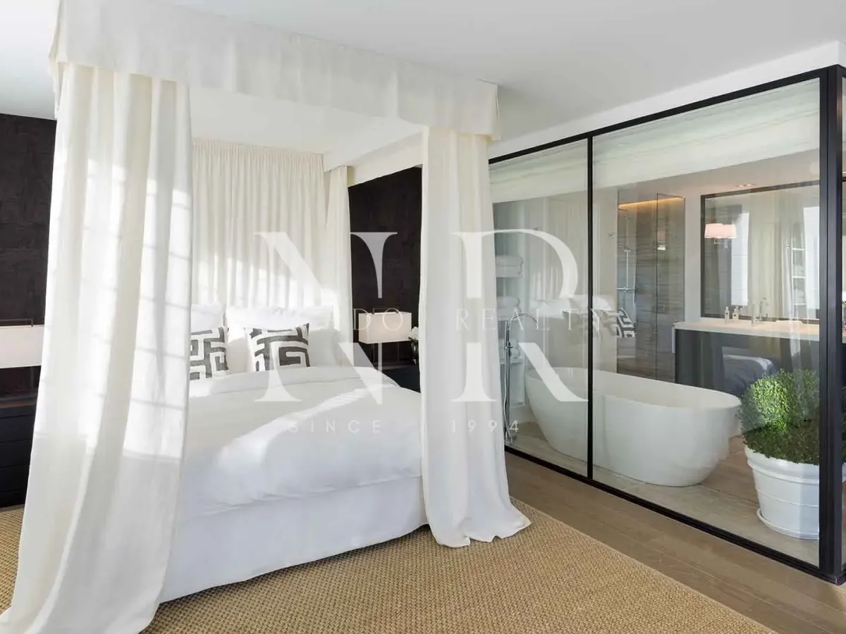 Frontline golf villa in Aloha for sale