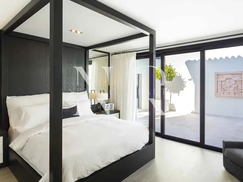 Frontline golf villa in Aloha for sale