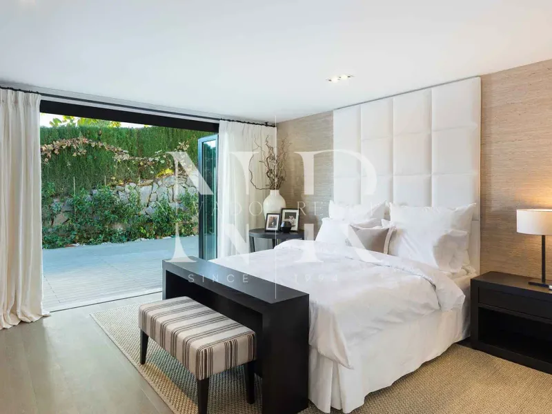 Frontline golf villa in Aloha for sale