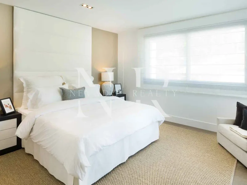 Frontline golf villa in Aloha for sale