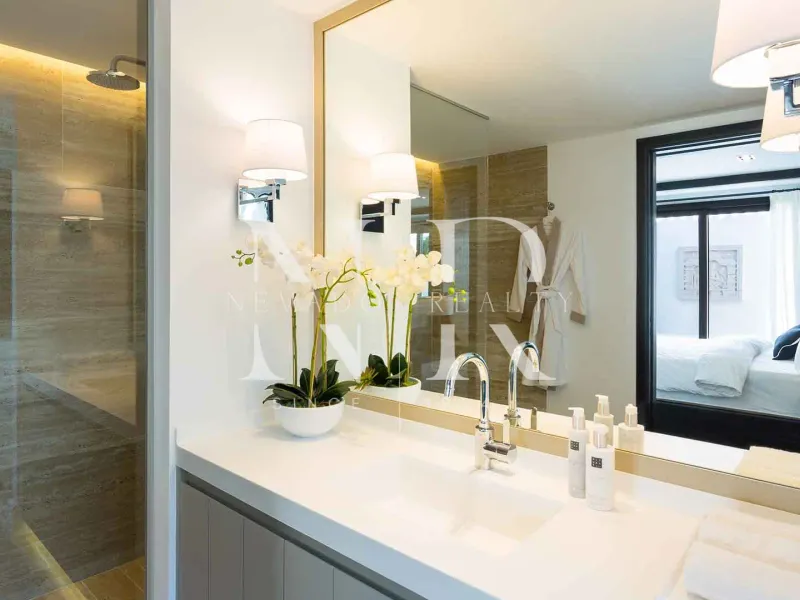 Frontline golf villa in Aloha for sale